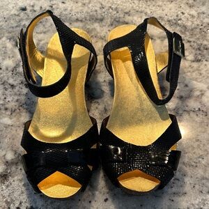 Vince Camuto Elegant Black and Gold Women's Sandals. NWOT